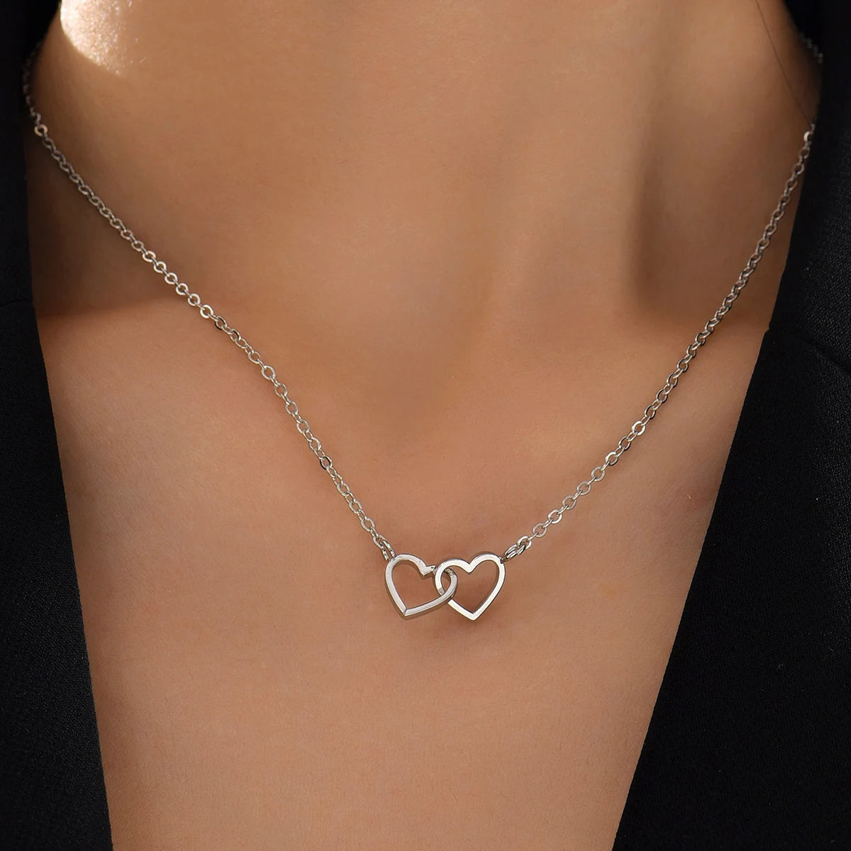 Feine Damenkette mit zwei hohlen Herzmotiven im minimalistischen Design