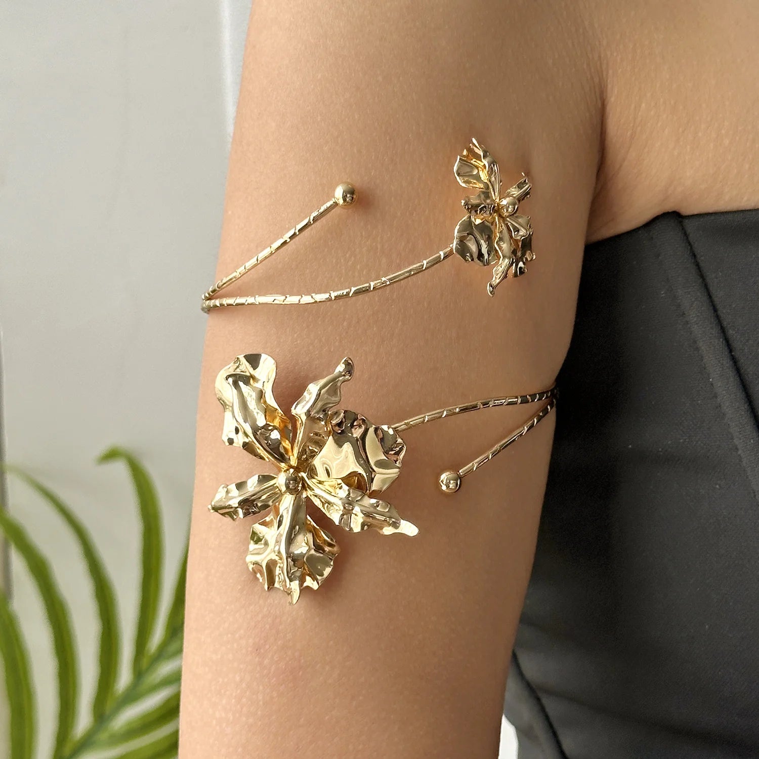 Kunstvolles emaillierte Blumen‑Armband bringt romantische Boho‑Vibes an den Arm