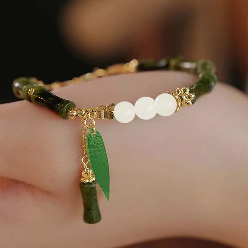 Trendiges grünes Jade‑Armband mit Bambus‑Gliedern & Maiglöckchen‑Charm
