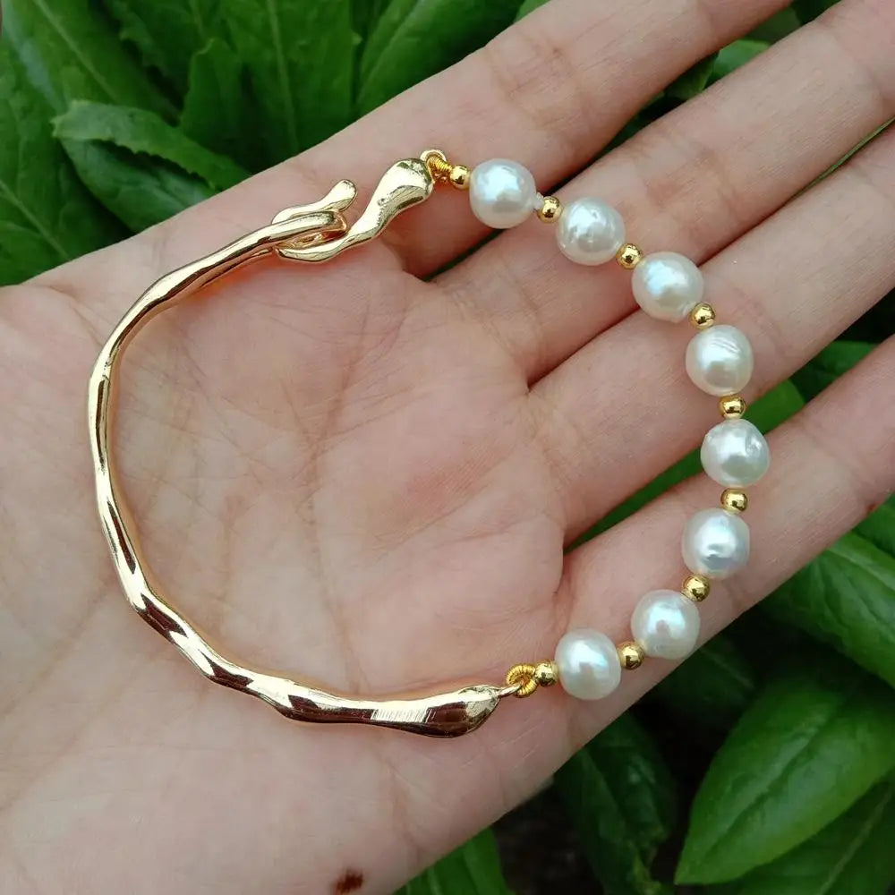 Luxuriöses Schmuckarmband mit weißen Zuchtperlen und glänzendem Goldton