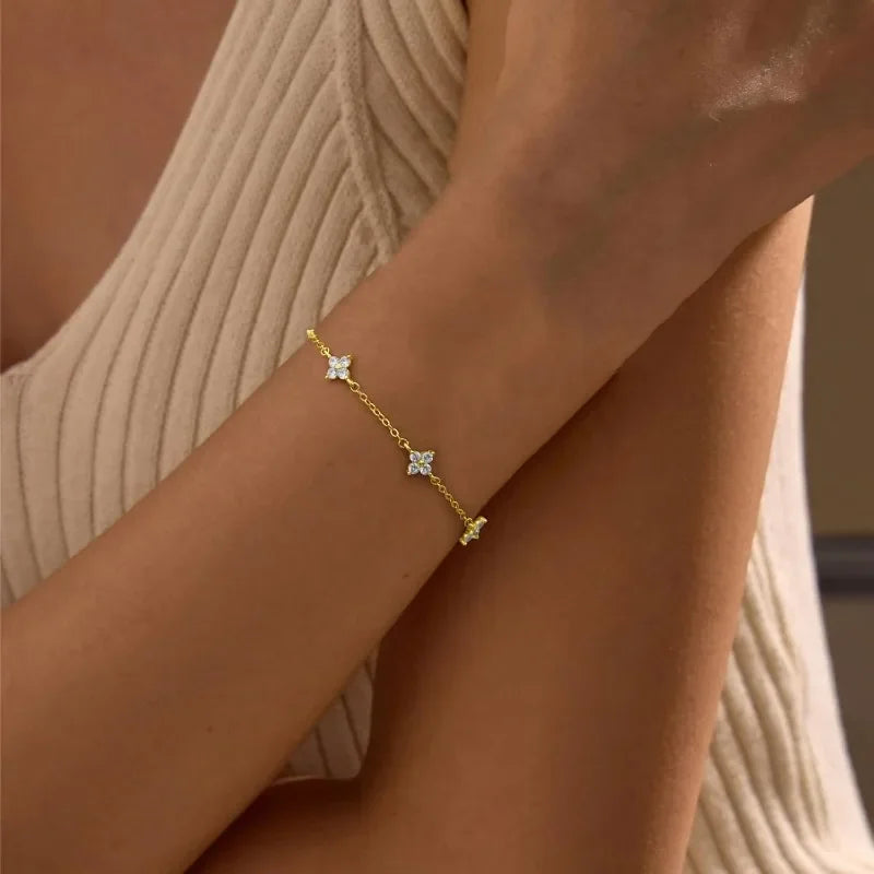 Zartes Vierblatt-Blumenarmband mit Zirkonia
