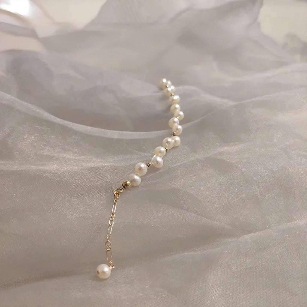 Süßwasserperlenarmband mit goldfarbenem Blumen‑Charm