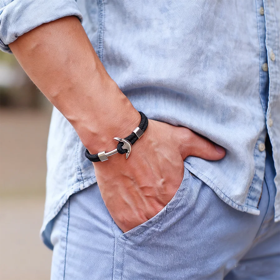 Blaues Armband mit Seemannshaken als Verschluss