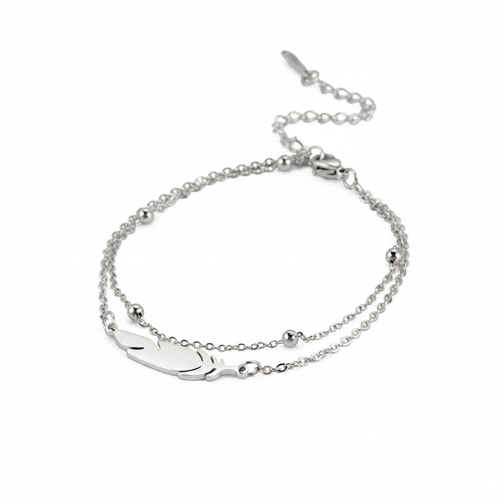 Modernes Feder‑Armband mit doppelter Kette und farbigem Band