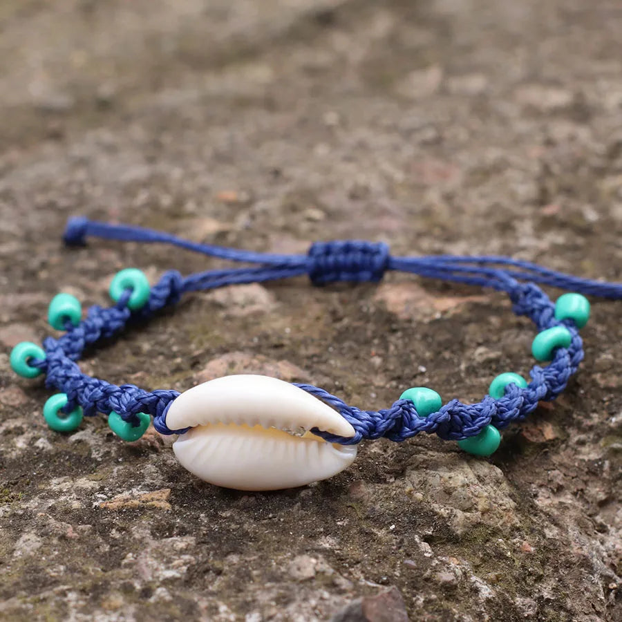 Handgefertigtes Makramee Surf Armband mit Muschel und 4 mm Howlith Perlen