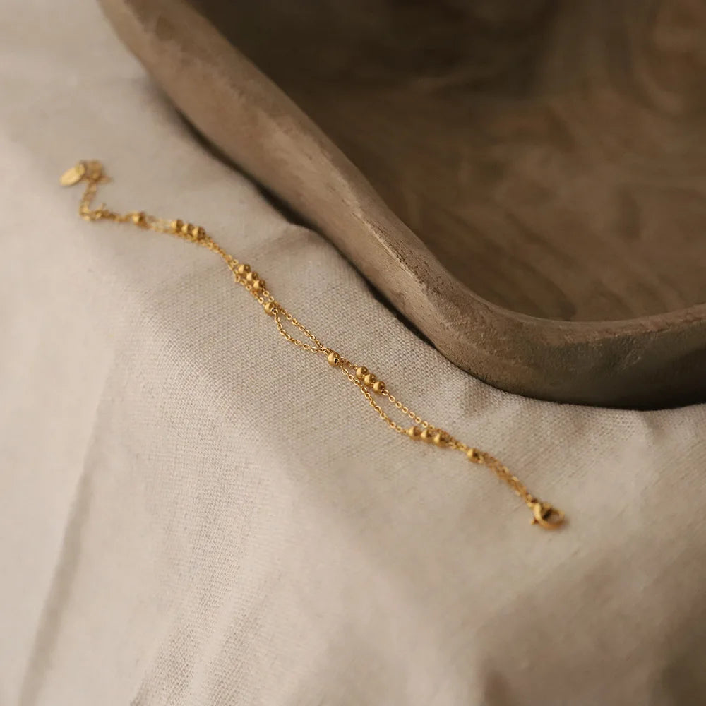 Vergoldete Doppelreihen‑Perlenarmband mit kleinen Rundperlen