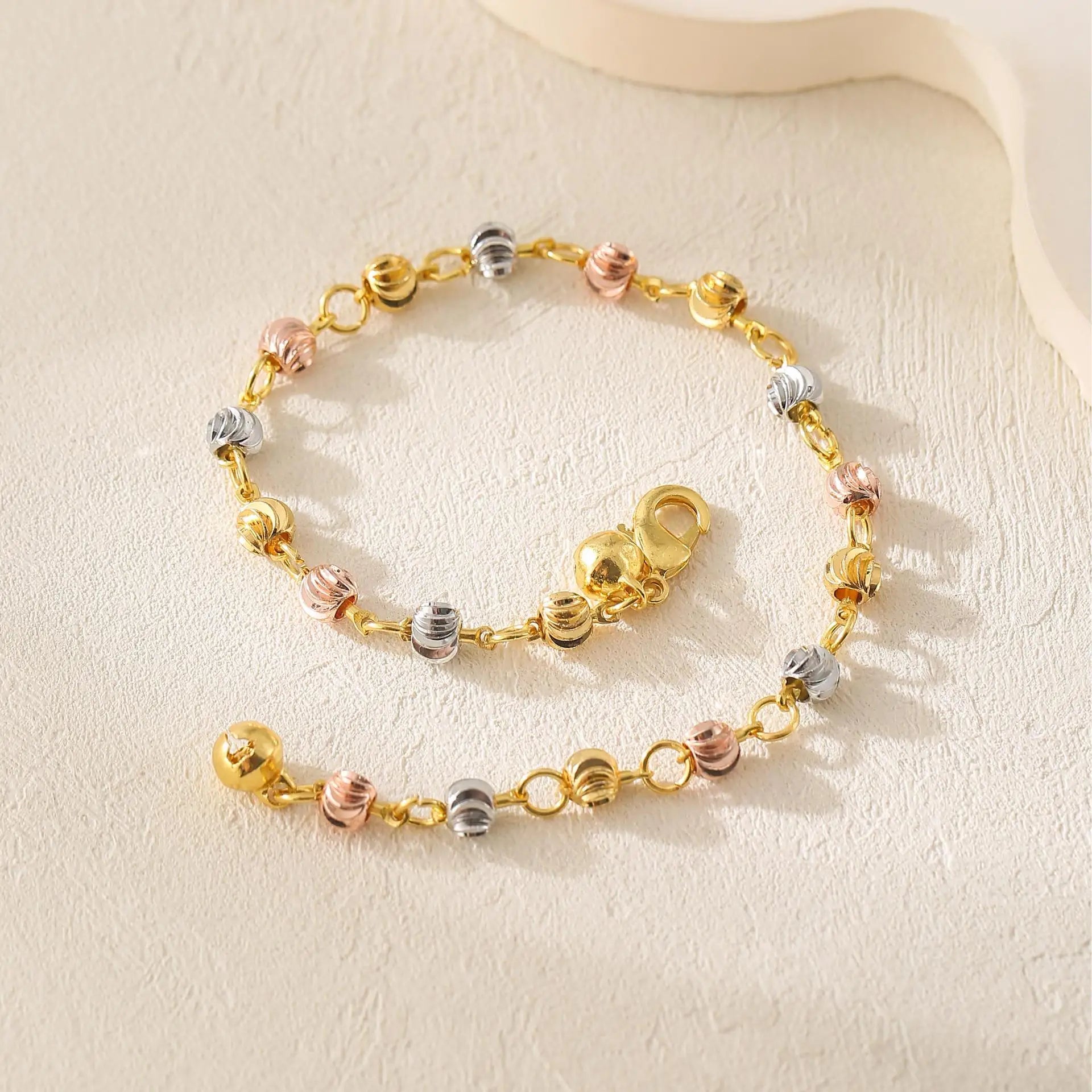 Elegante Perlenarmband mit verstellbarer Gliederkette