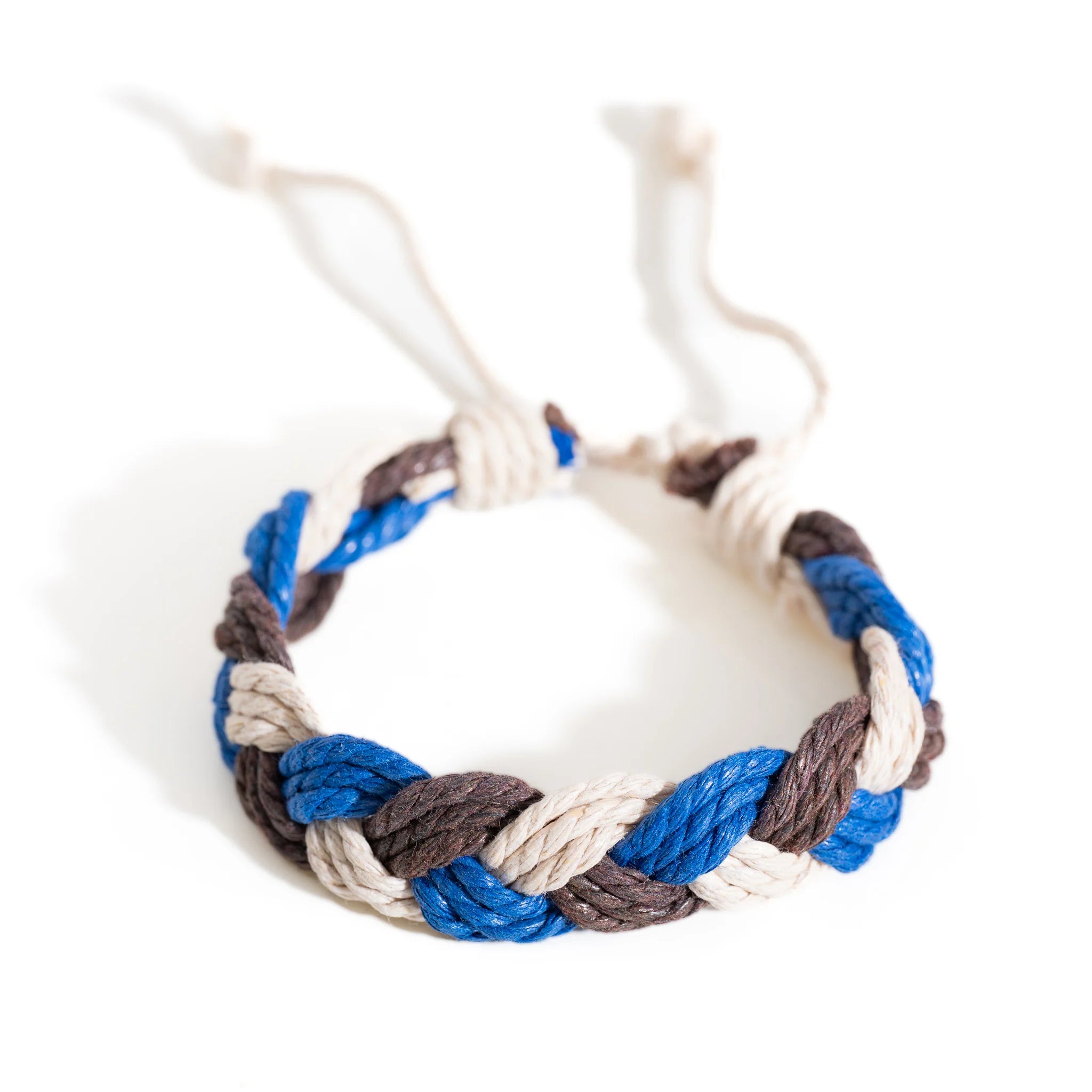 Naturinspiriertes Armband mit handgeknüpftem Seildesign