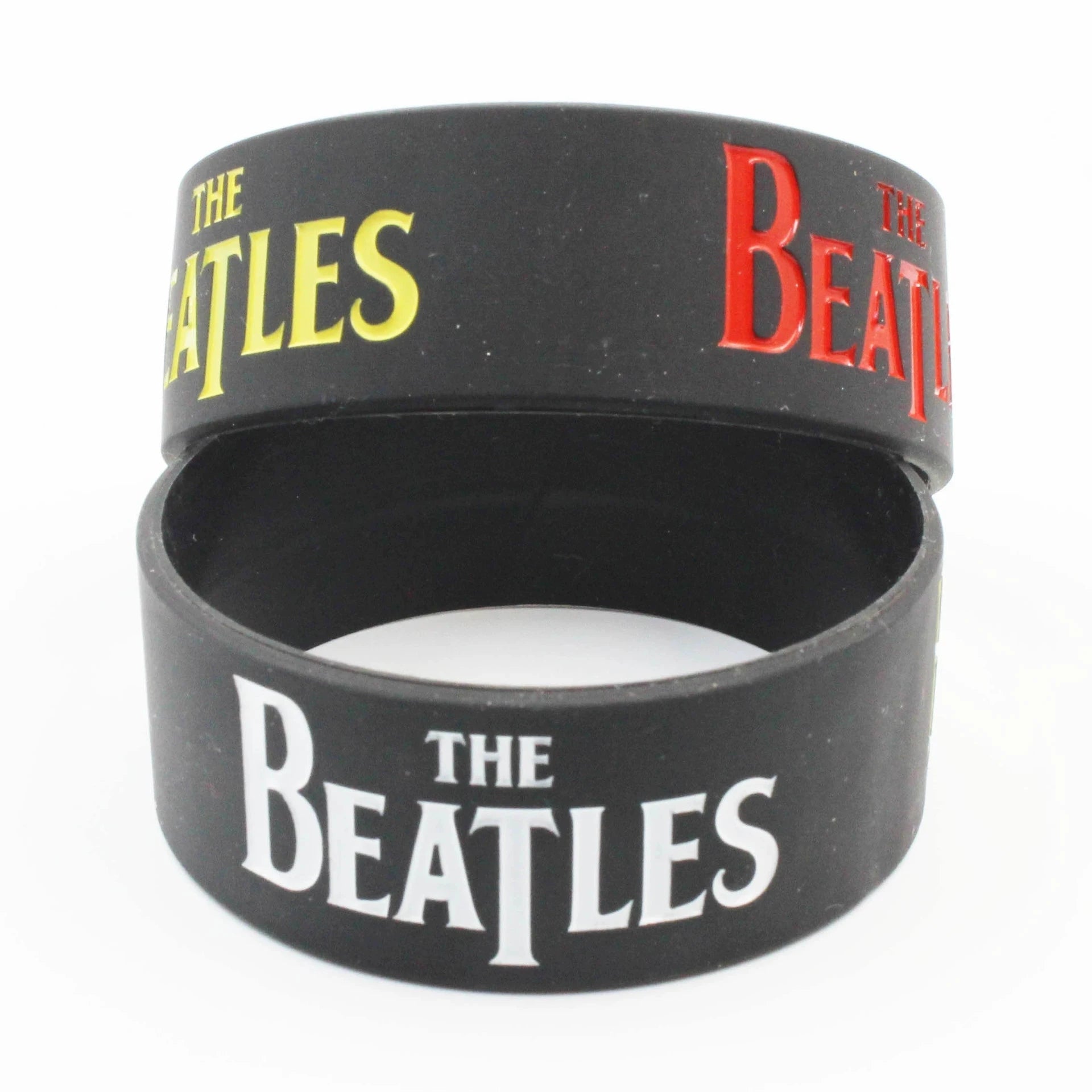 Breites THE BEATLES Silikonarmband aus schwarzem Gummi mit klarem Band‑Logo in 2,5 mm Stärke