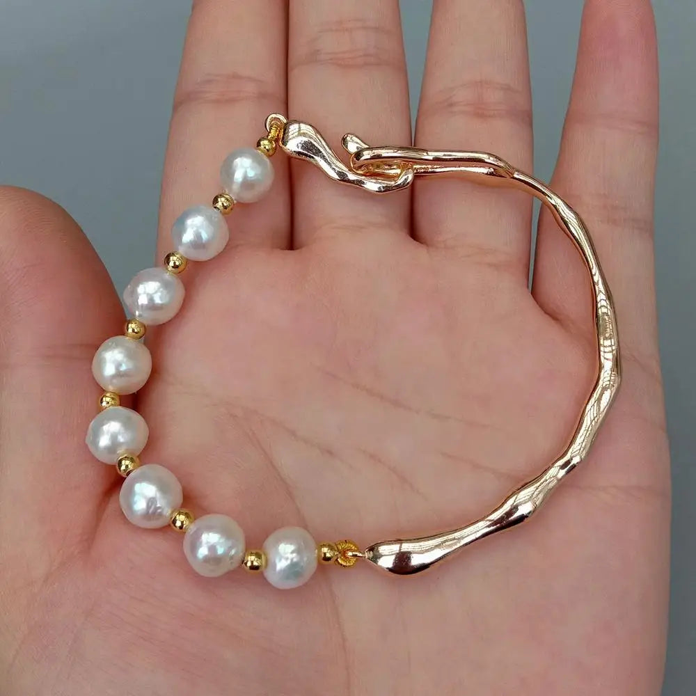 Luxuriöses Schmuckarmband mit weißen Zuchtperlen und glänzendem Goldton
