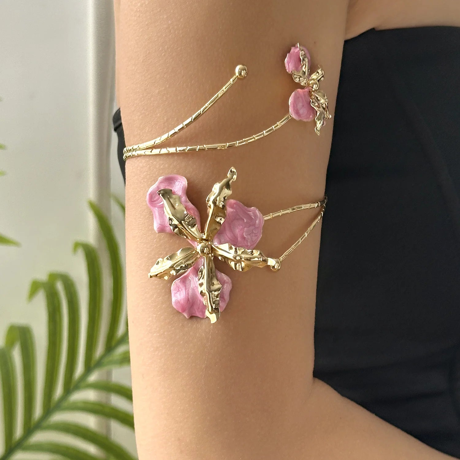 Kunstvolles emaillierte Blumen‑Armband bringt romantische Boho‑Vibes an den Arm