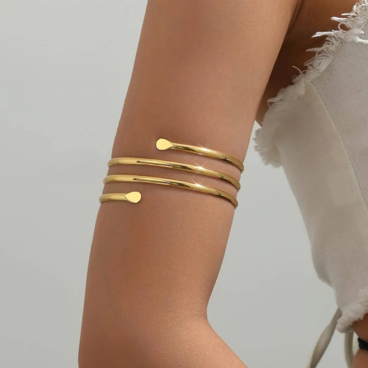 Goldfarbener Spiral‑Oberarmreif im minimalistischen Design