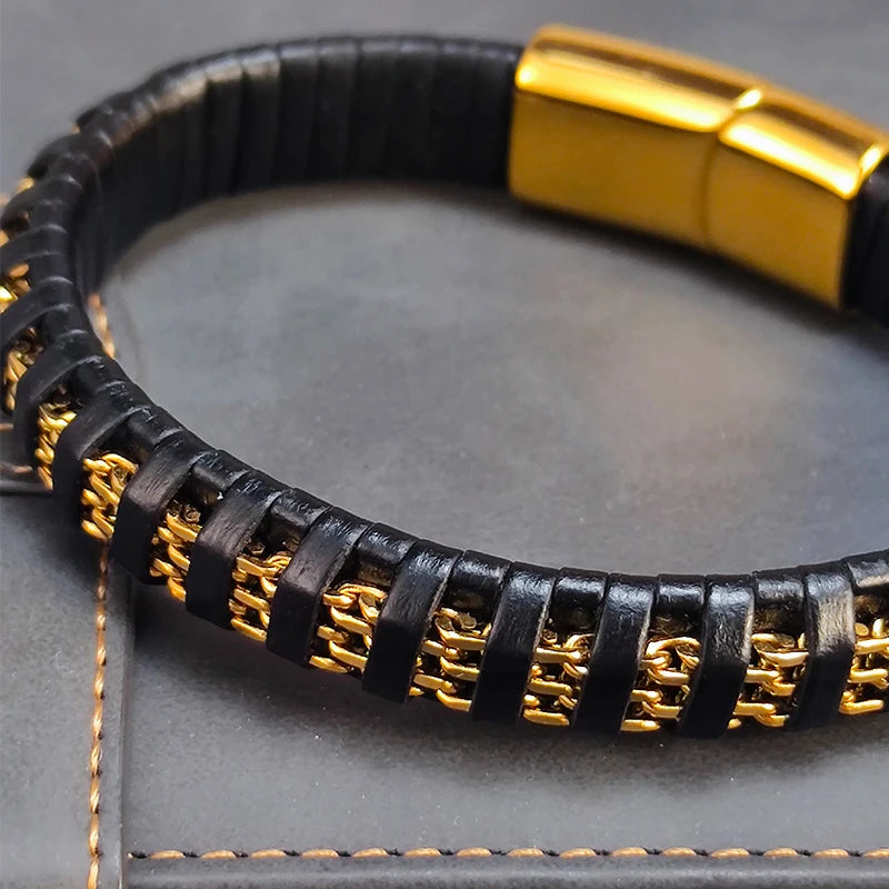 Stilvolle Männerarmband verbindet eine flache Edelstahlkette mit weichem Leder
