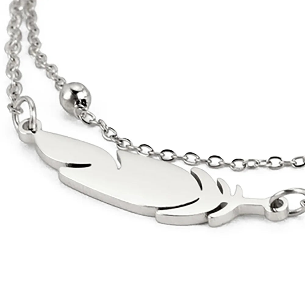 Modernes Feder‑Armband mit doppelter Kette und farbigem Band
