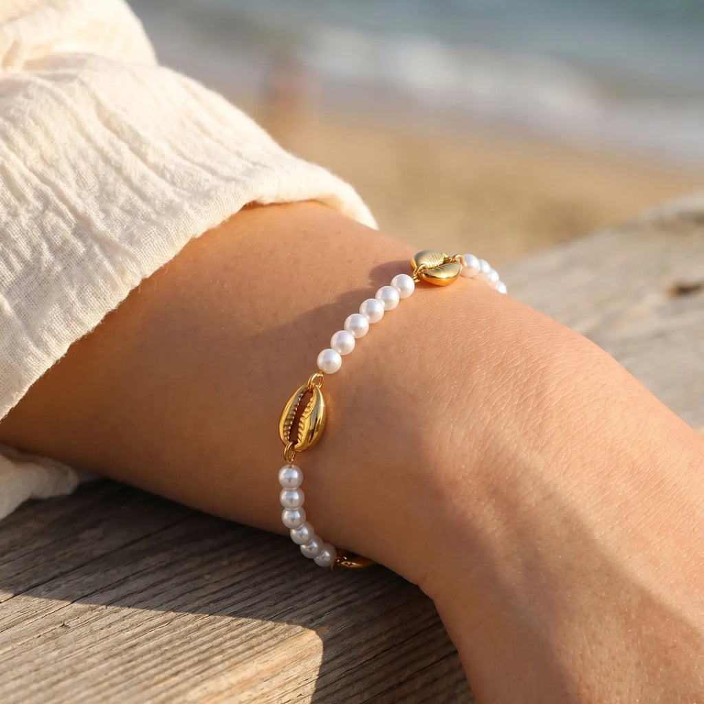 Sommer‑Perlenarmband mit Muschel‑Charm und poliertem Edelstahl
