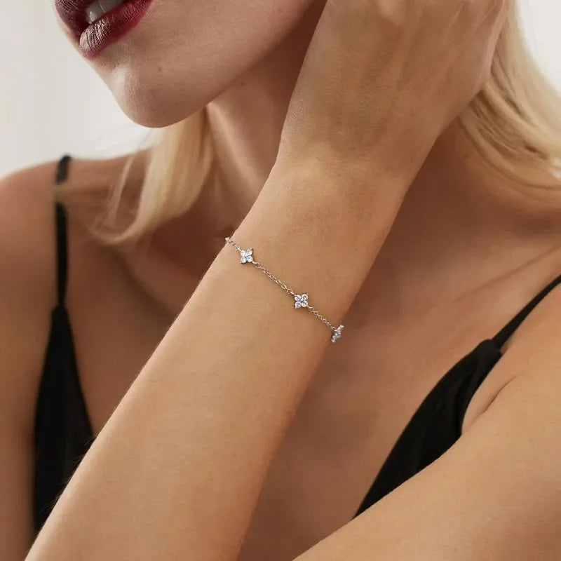 Zartes Vierblatt-Blumenarmband mit Zirkonia