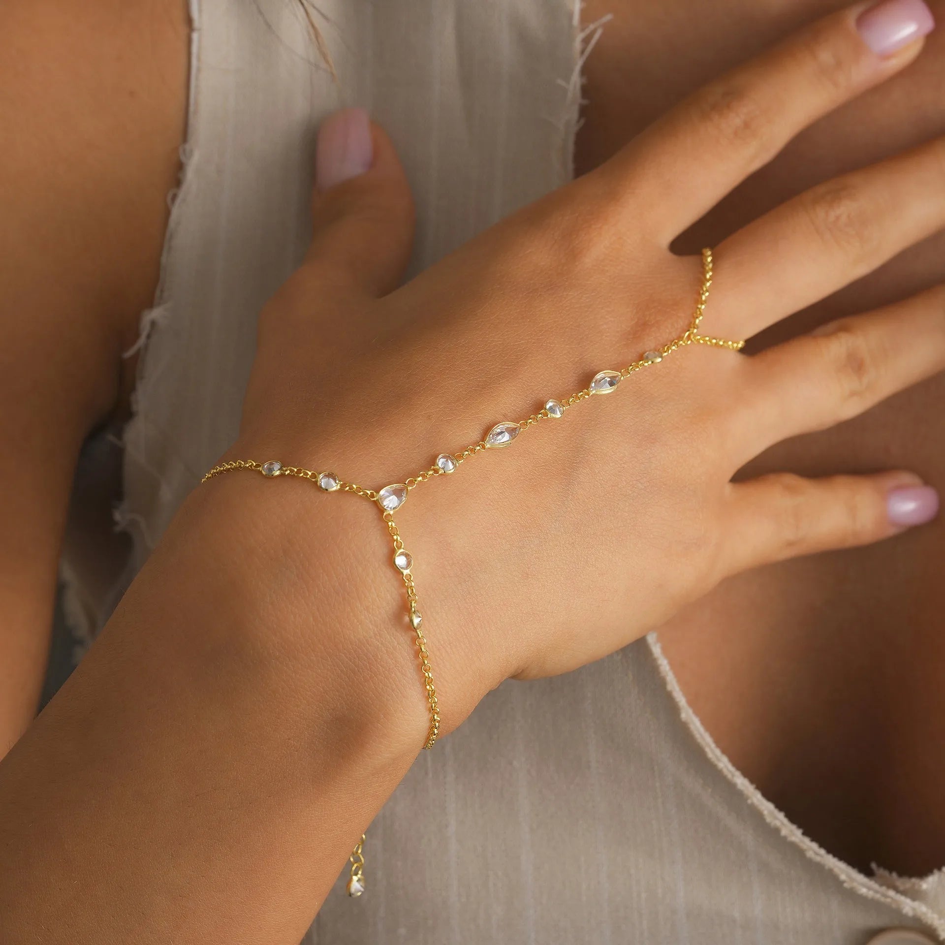 Goldfarbenes Edelstahl‑Handkettenarmband mit Waterdrop‑Strass und Link‑Ring‑Design