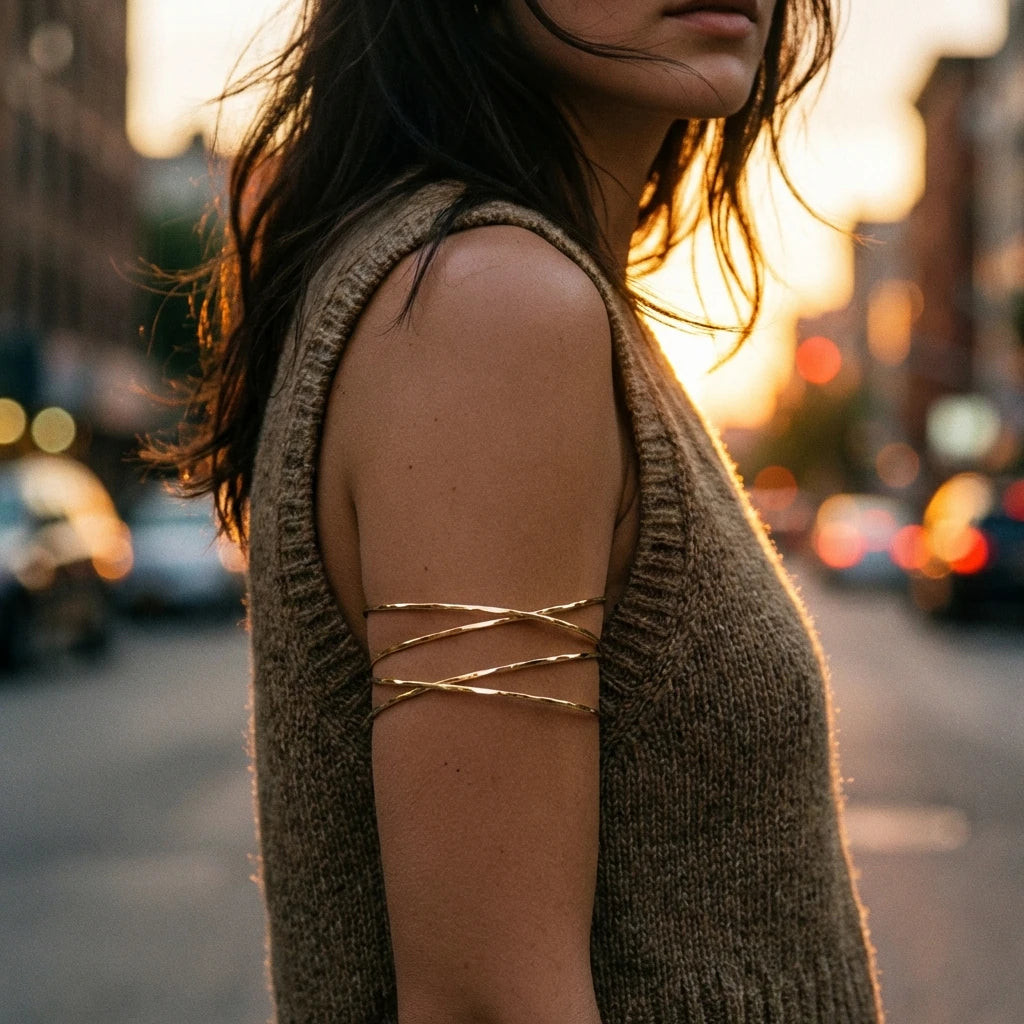Goldfarbener Spiral‑Oberarmreif im minimalistischen Design