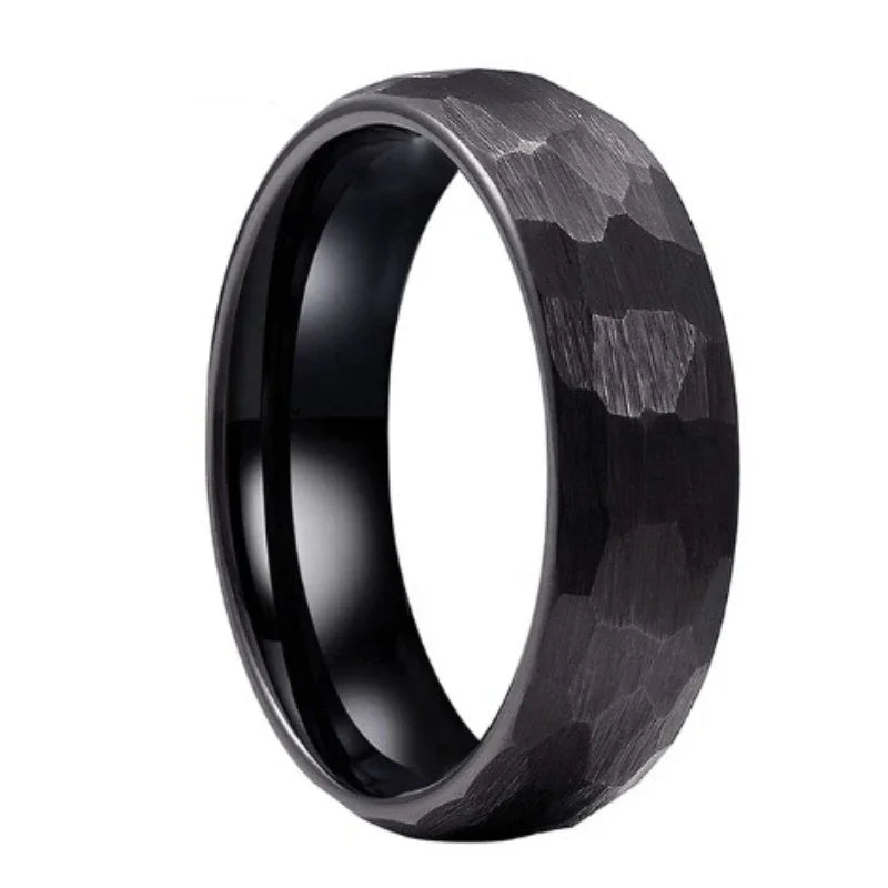 Moderner Titanring mit gehämmerter, multifacettierter Oberfläche
