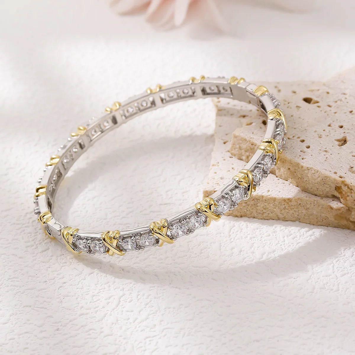 Luxuriöses Damenarmband mit eingelassenen Zirkonsteinen