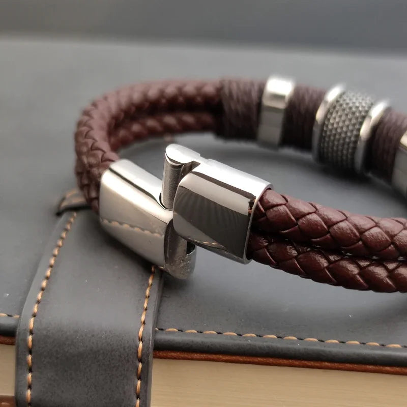 Braune Lederarmband mit Edelstahl‑Details, luxuriöses Accessoire