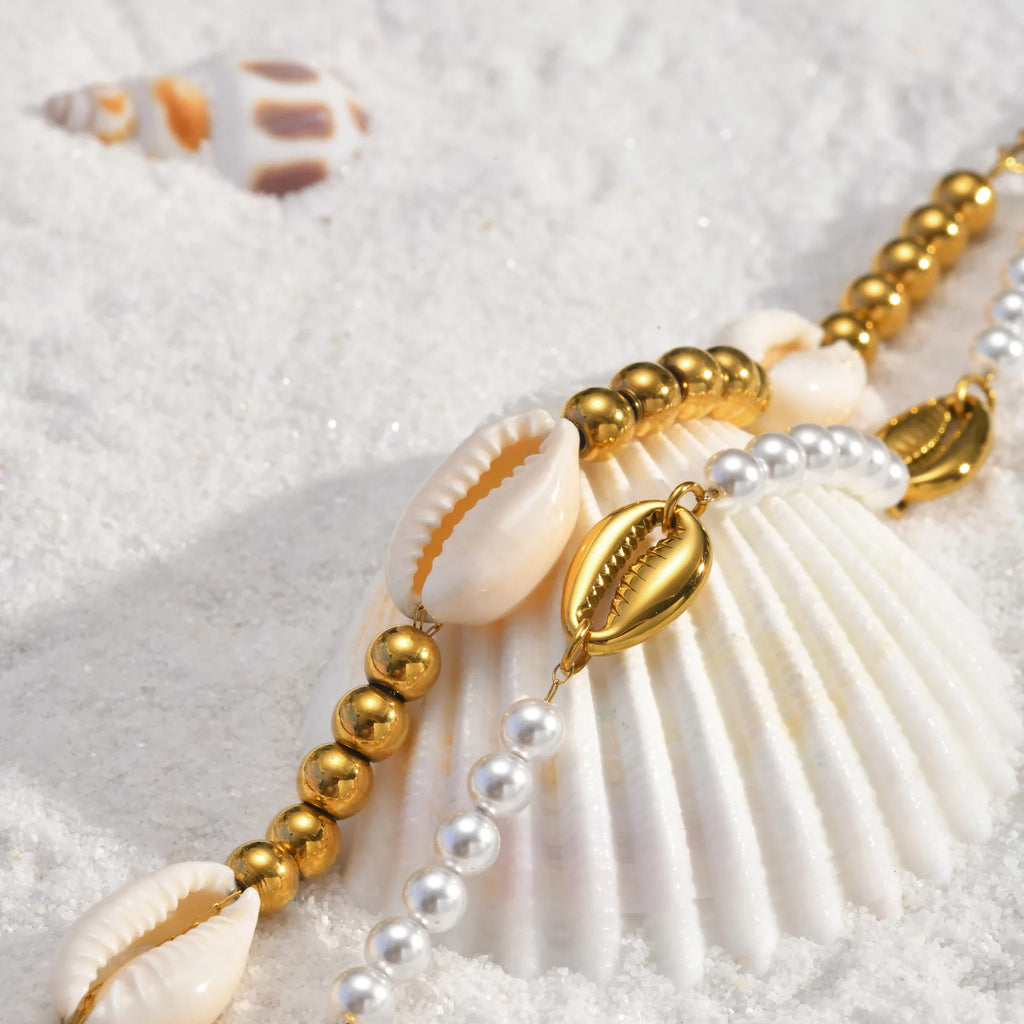 Sommer‑Perlenarmband mit Muschel‑Charm und poliertem Edelstahl