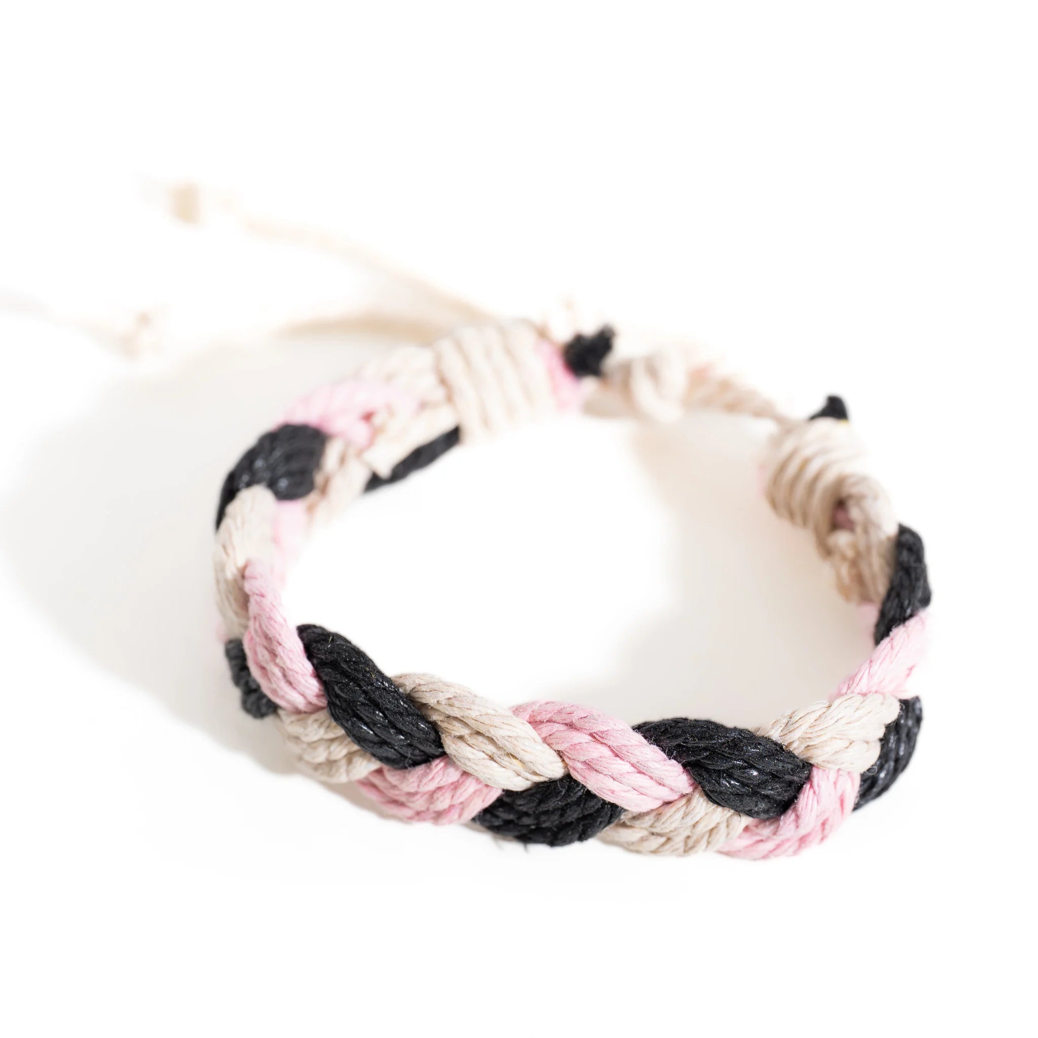 Naturinspiriertes Armband mit handgeknüpftem Seildesign