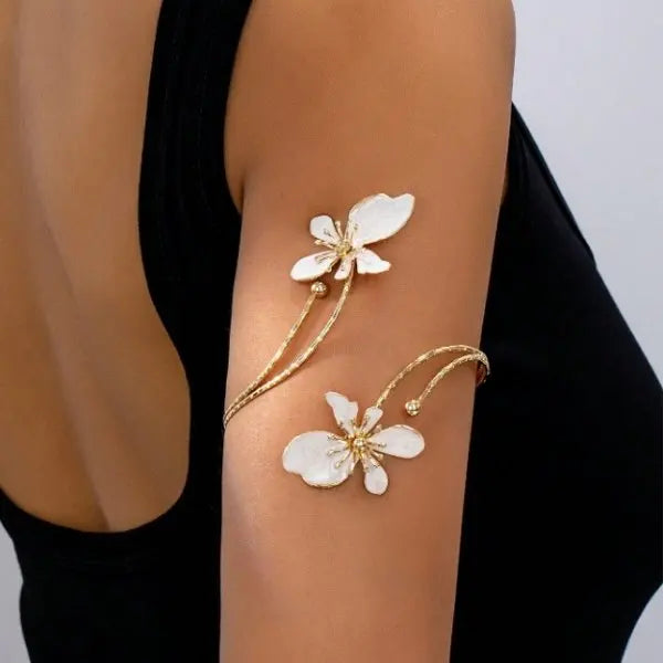 Kunstvolles emaillierte Blumen‑Armband bringt romantische Boho‑Vibes an den Arm
