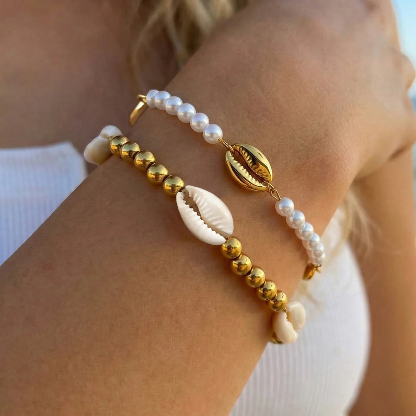Sommer‑Perlenarmband mit Muschel‑Charm und poliertem Edelstahl