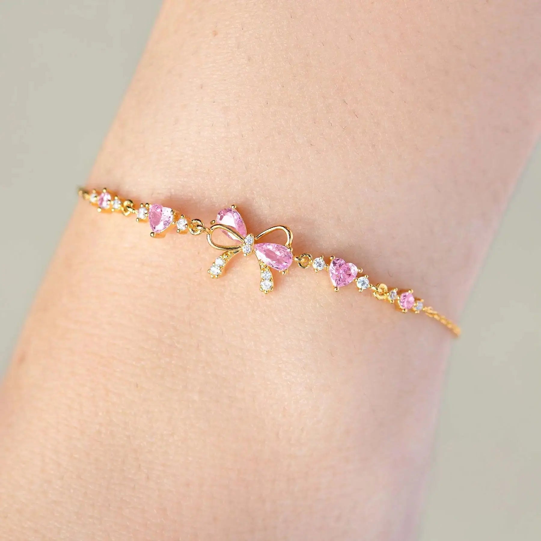 Hochwertige Damenarmband aus Silber kombiniert filigrane Verarbeitung mit einem strahlenden Herzanhänger