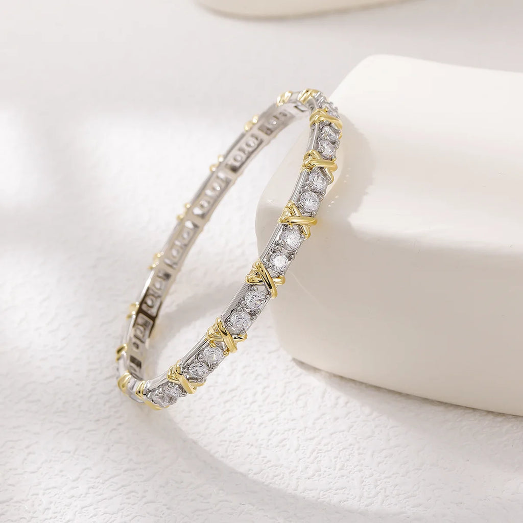 Luxuriöses Damenarmband mit eingelassenen Zirkonsteinen