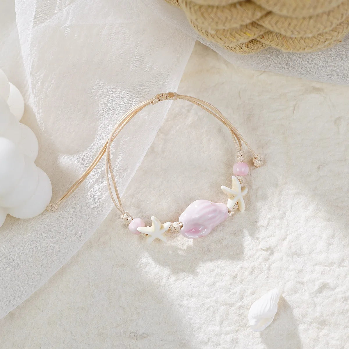Sommerliches Strandarmband mit Muscheln & Perlen