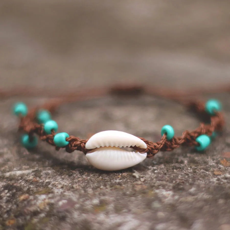 Handgefertigtes Makramee Surf Armband mit Muschel und 4 mm Howlith Perlen