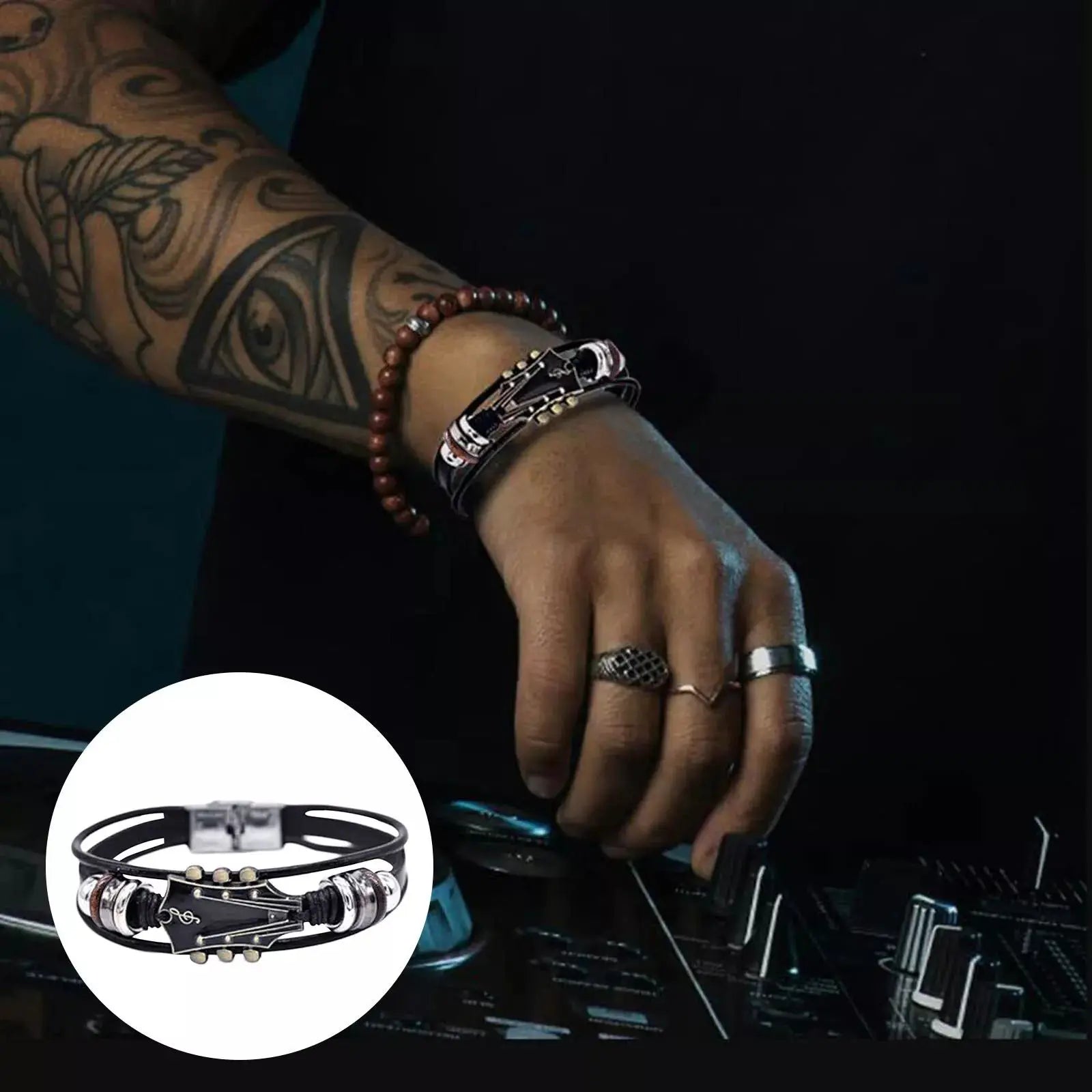 Schwarzes Vintage‑Lederarmband mit detailliertem Gitarren‑Charm im Punk‑Design