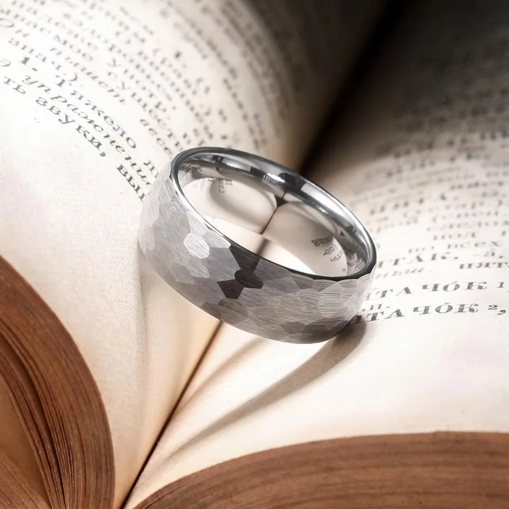 Moderner Titanring mit gehämmerter, multifacettierter Oberfläche