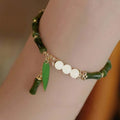 Trendiges grünes Jade‑Armband mit Bambus‑Gliedern & Maiglöckchen‑Charm