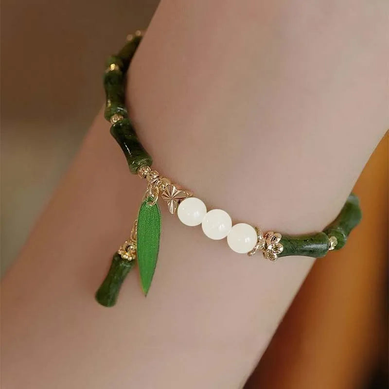 Trendiges grünes Jade‑Armband mit Bambus‑Gliedern & Maiglöckchen‑Charm