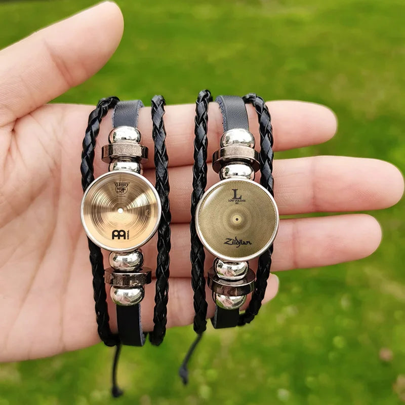 Handgefertigtes Drummer‑Armband mit detailreichem Cymbal‑Charm