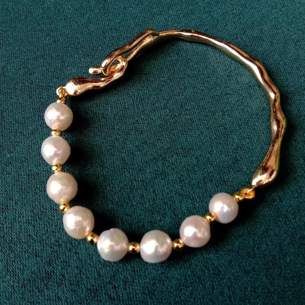 Luxuriöses Schmuckarmband mit weißen Zuchtperlen und glänzendem Goldton