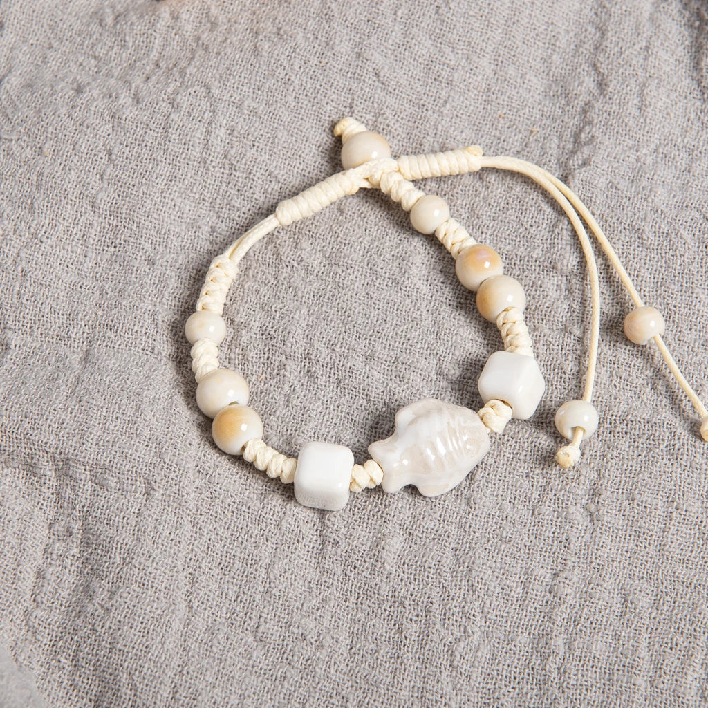 Weißes Keramik Fischperlen Armband mit verstellbarem Seil und handgefertigtem Design