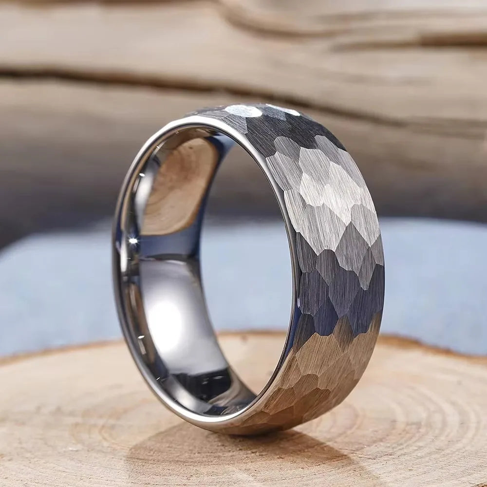 Moderner Titanring mit gehämmerter, multifacettierter Oberfläche