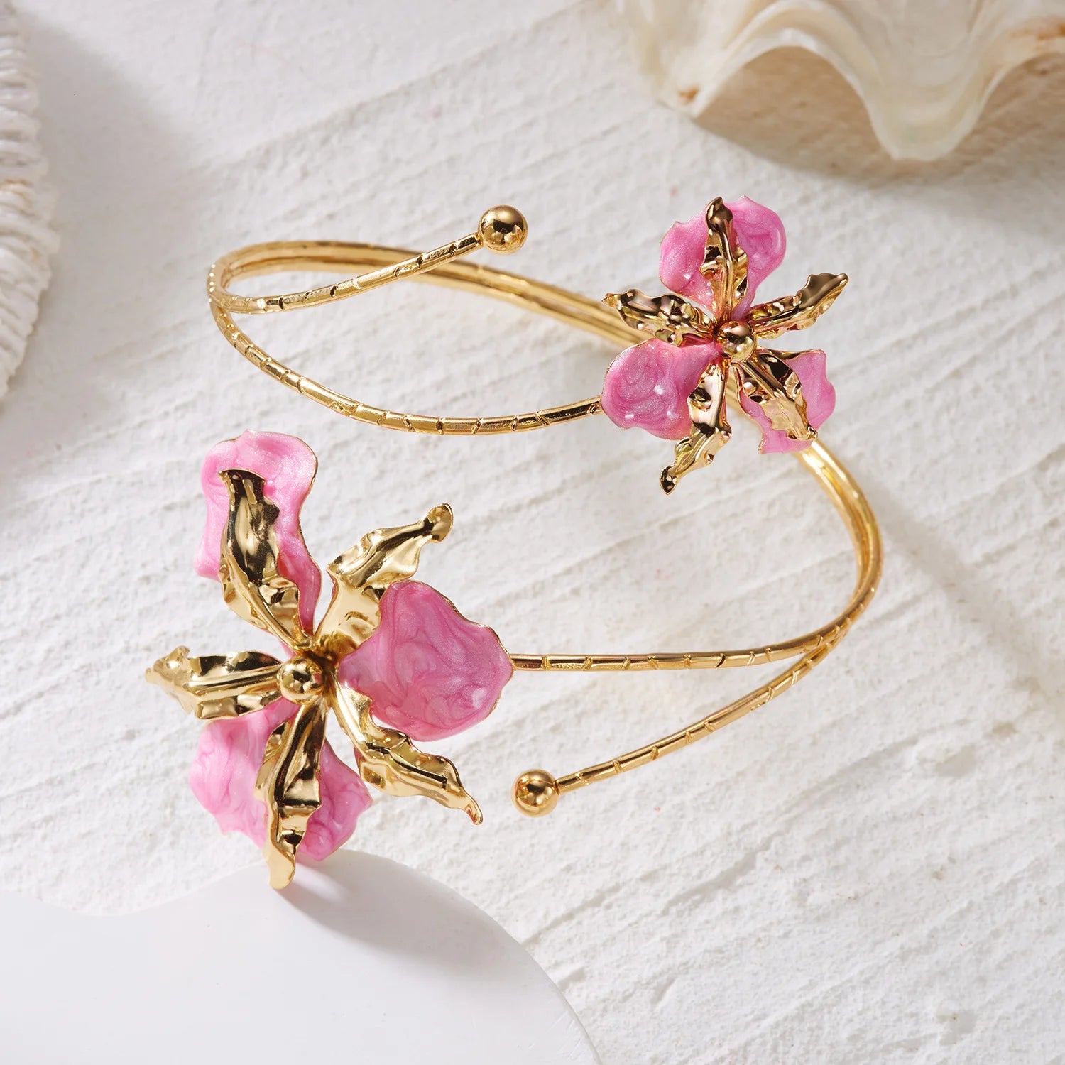 Kunstvolles emaillierte Blumen‑Armband bringt romantische Boho‑Vibes an den Arm