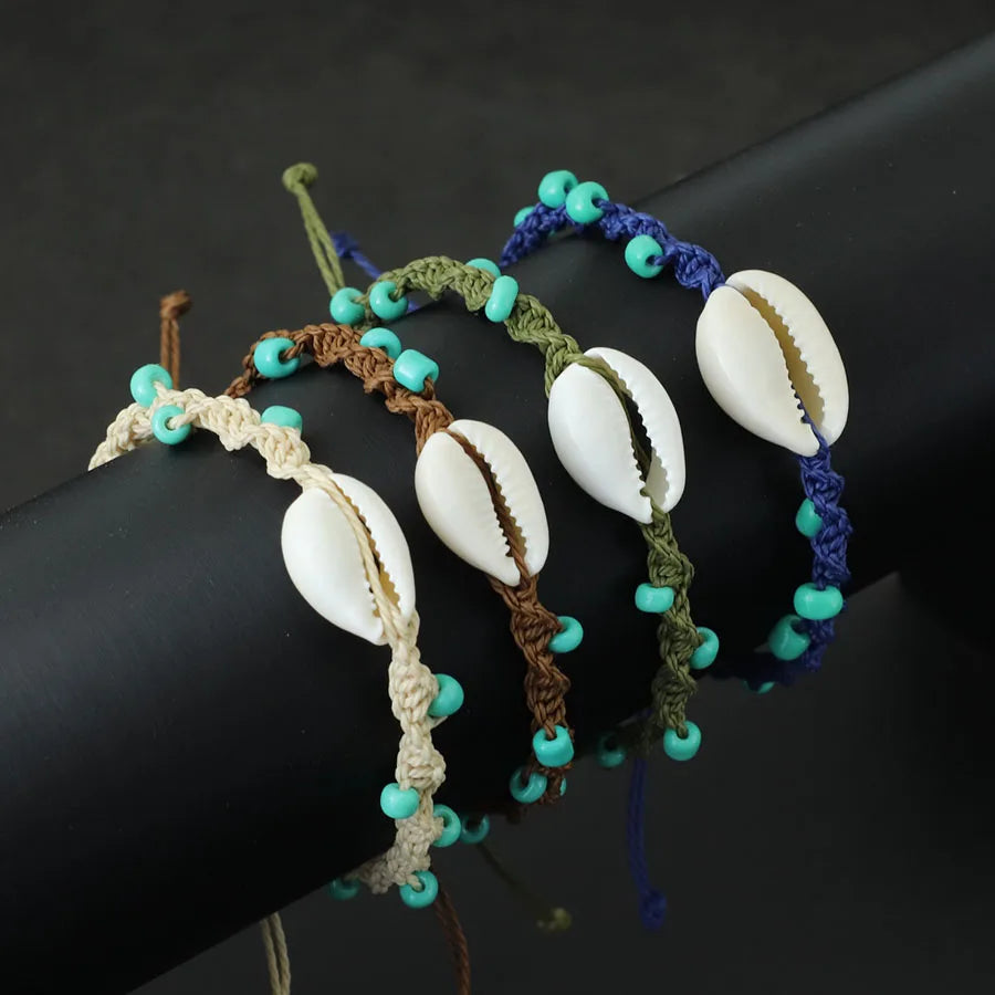 Handgefertigtes Makramee Surf Armband mit Muschel und 4 mm Howlith Perlen