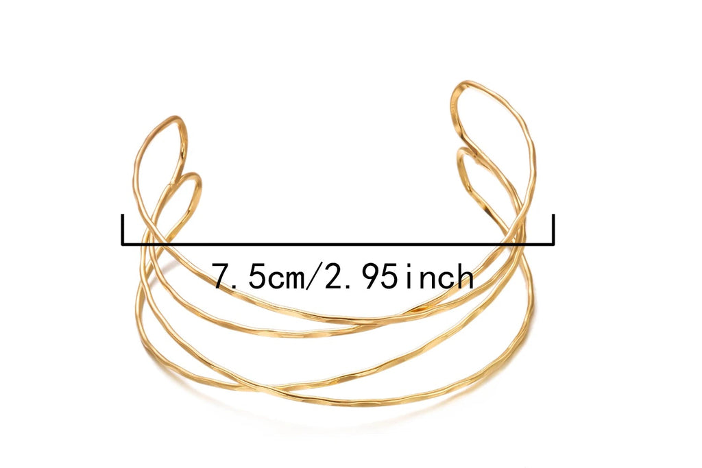 Goldfarbener Spiral‑Oberarmreif im minimalistischen Design