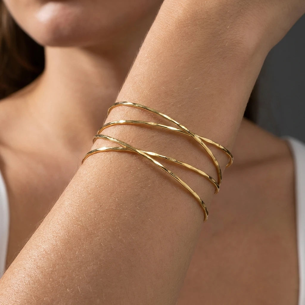 Goldfarbener Spiral‑Oberarmreif im minimalistischen Design