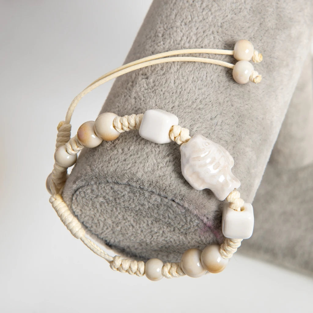 Weißes Keramik Fischperlen Armband mit verstellbarem Seil und handgefertigtem Design