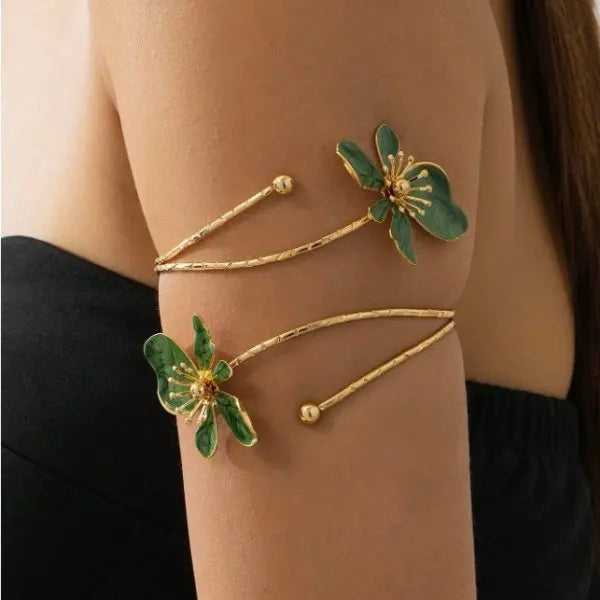 Kunstvolles emaillierte Blumen‑Armband bringt romantische Boho‑Vibes an den Arm