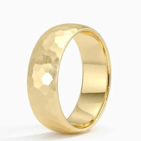 Moderner Titanring mit gehämmerter, multifacettierter Oberfläche