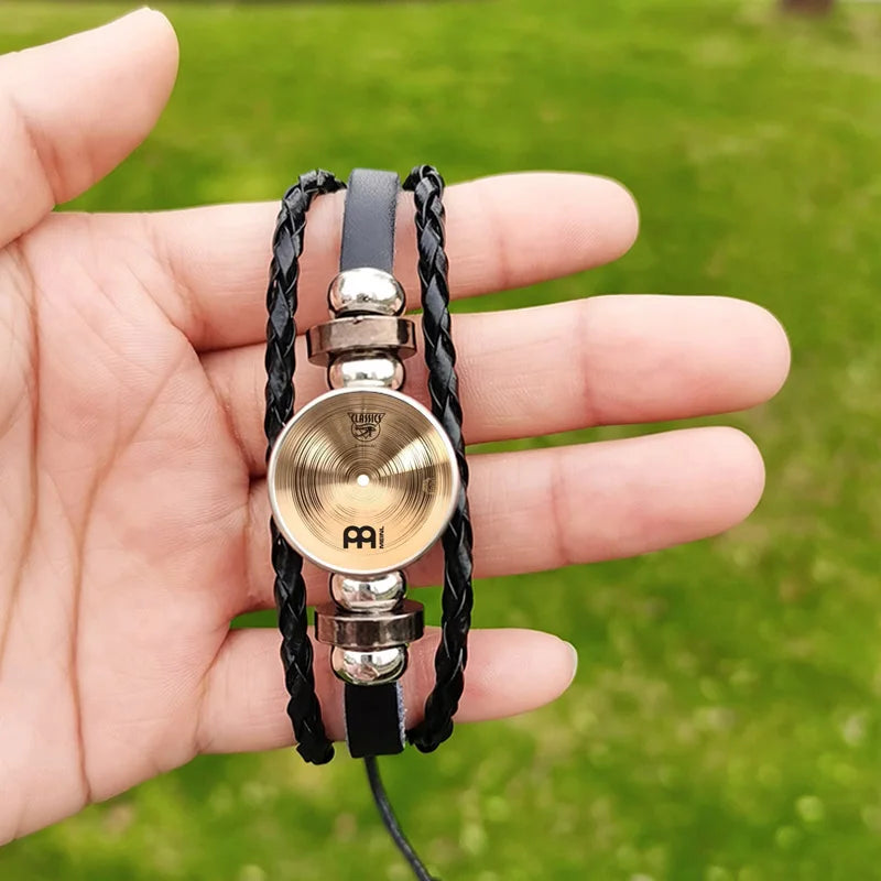 Handgefertigtes Drummer‑Armband mit detailreichem Cymbal‑Charm
