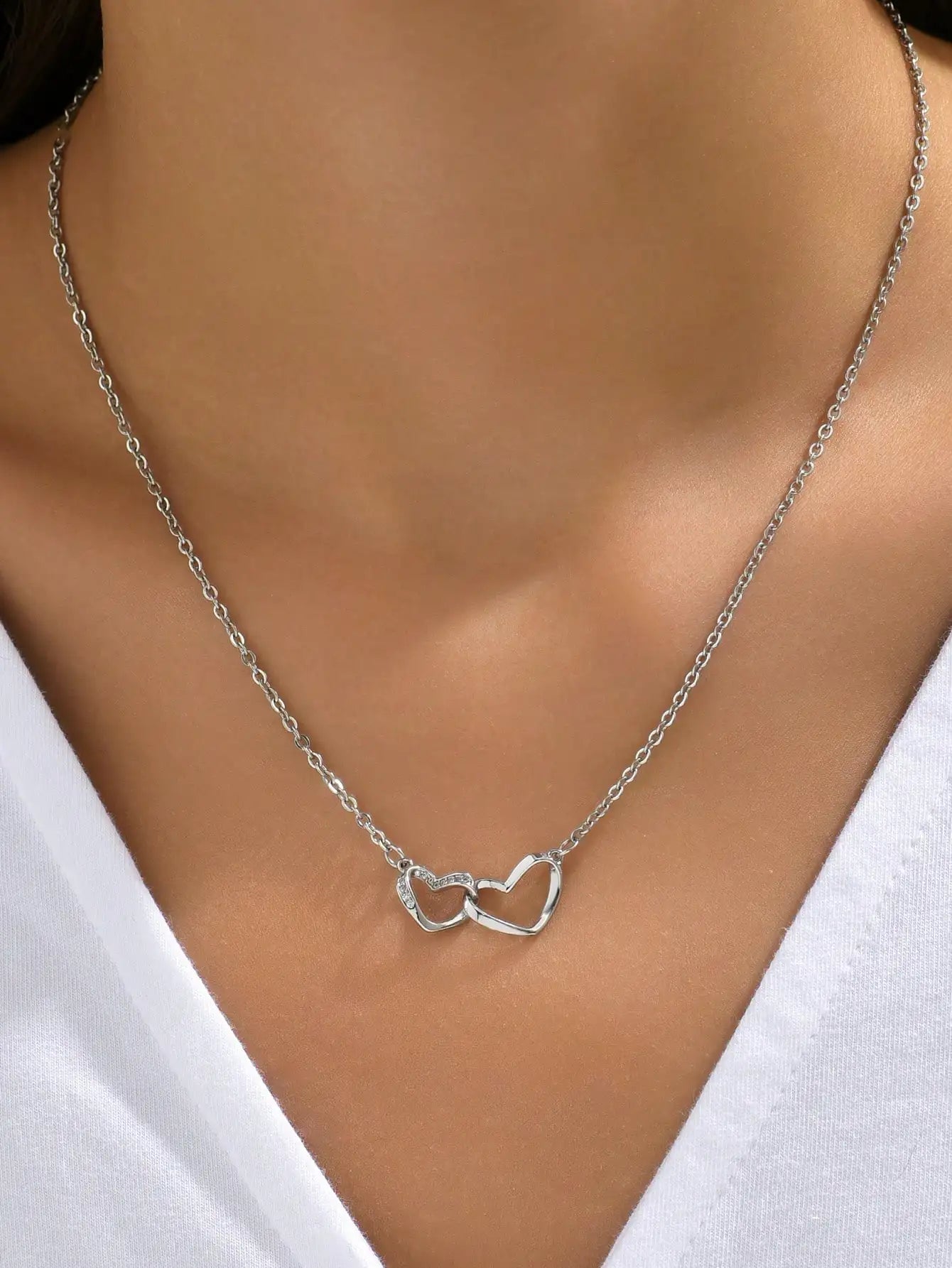 Feine Damenkette mit zwei hohlen Herzmotiven im minimalistischen Design